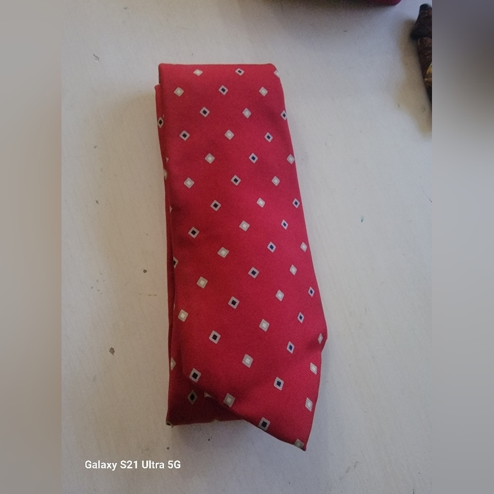 YVES SAINT LAURENT‎ RED TIE (3-1/4")